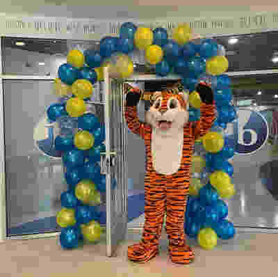 tiger mascot surrounded by blue and yellow walloons